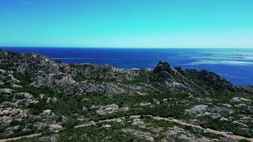Antenne Aussicht von ein Felsen Hügel und Meer im maddalena Sardinien video