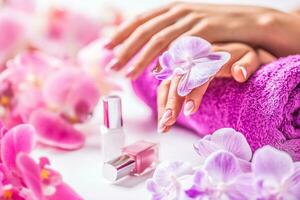 hermosa uña manicura con decoración desde rosado orquídea foto