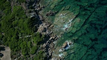 Antenne oben Nieder Aussicht von Meer Küste mit Felsen im Sardinien video