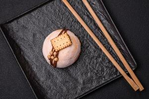 delicioso dulce vistoso mochi postres o hielo crema con arroz masa y coberturas foto