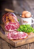 Cerdo carne de cerdo picar ahumado. tradicional ahumado carne en roble de madera mesa en otro posiciones foto