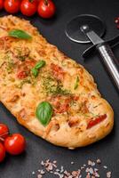 delicioso horno Fresco pan plano Pizza con queso, Tomates, embutido, sal y especias foto