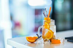 naranja no alcohólico limonada con lavanda y hielo cubitos foto