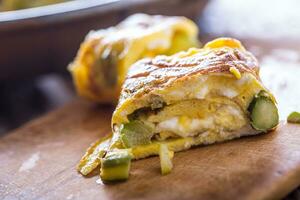 espárragos y tortilla.omelette relleno con espárragos y queso para un desayuno foto