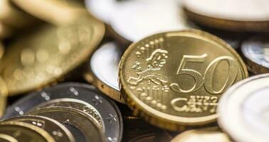 de cerca un pila de nuevo euro monedas en otro composiciones foto