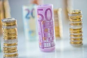 arrollado euro billetes y monedas torres apilado en otro posiciones foto