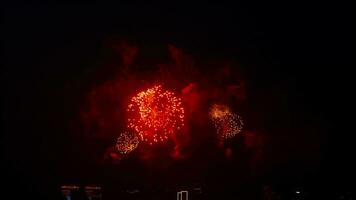 Feuerwerk Feier im das Stadt. schön hell Feuerwerk im Ehre von das Neu Jahr Urlaub video