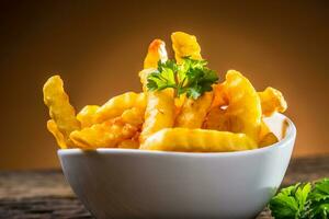 patata papas fritas en blanco cuenco con perejil hierba foto