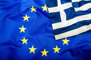 banderas de el Grecia y el europeo Unión. Grecia bandera y UE bandera. bandera dentro estrellas. mundo bandera concepto. foto