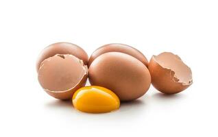 pollo huevos y roto huevo con yema de huevo aislado en blanco antecedentes foto