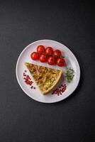 delicioso Fresco Quiche con brócoli, queso, especias y hierbas cortar dentro piezas foto