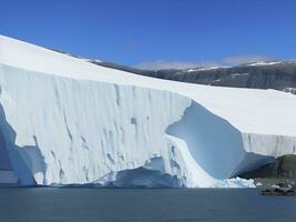 un gigante 10 metros iceberg con un plano parte superior foto