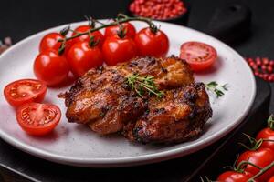 delicioso horneado pollo carne con sal, especias y hierbas foto