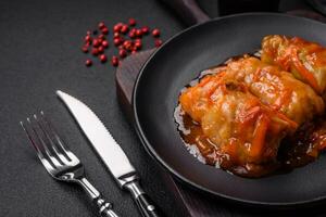 delicioso dolma en tomate salsa con zanahorias, cebollas, sal, especias y hierbas foto