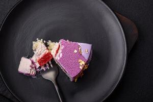delicioso Fresco dulce mousse pastel con baya relleno foto