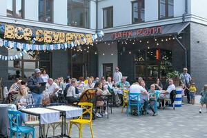 personas comer y bebida bebidas a el Odessa mamá cafetería. foto