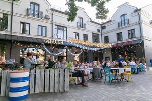 personas comer y bebida bebidas a el Odessa mamá cafetería. foto