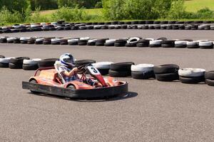 juventud Vamos kart corredor en pista. foto