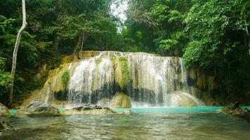 cenário natural de belas cachoeiras erawan em um ambiente de floresta tropical e água esmeralda clara. natureza incrível para aventureiros parque nacional erawan, tailândia video