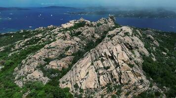 antenn kretsande zoom se av capo d'orso i sardinien video