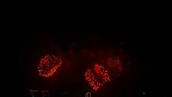 magnifique coloré brillant pétillant feux d'artifice dans le nuit ciel dans honneur de le vacances. Nouveau année, mariage, anniversaire, Noël, indépendance journée video