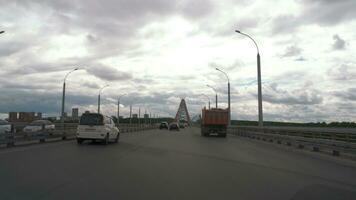 novosibirsk, Rusia junio 23, 2021 - pov conducción en un nublado día. carros tráfico en autopista en nublado día en Novosibirsk video