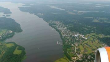 Moscou canal et une vue de le ville de dmitrov. canal de liaison le Moscou rivière avec le Volga, aérien voir. uchinskoye réservoir est le le plus grand réservoir de le Moscou canal système video