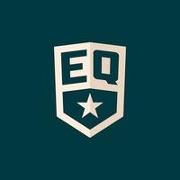 inicial eq logo estrella proteger símbolo con sencillo diseño vector