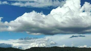 timelapse van de blauw lucht met wolken en mistig video