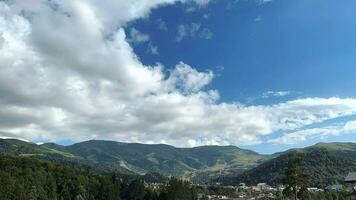 lapso de tiempo de el azul cielo con nubes y brumoso video