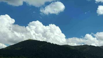 Zeitraffer von das Blau Himmel mit Wolken und nebelig video