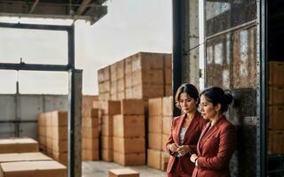 foto de trabajando empresario mujer a fábrica con máquina y obrero, generativo ai