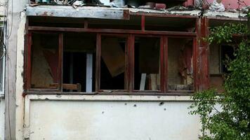 brûlé vers le bas appartement. le conséquences de une Feu dû à une court circuit dans le câblage dans une à plusieurs étages Résidentiel bâtiment. Feu dans le maison. les fenêtres et balcons de un appartement bâtiment. video