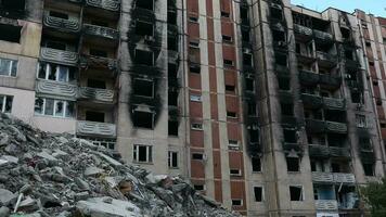 demolición de un Alto edificio. el colapso de un residencial edificio. construcción trabajo en el demolición de de muchos pisos apartamentos excavador con hidráulico trituradora. video