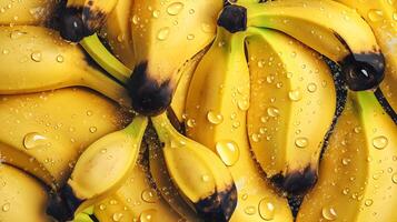 un manojo de bananas con agua gotas en ellos foto