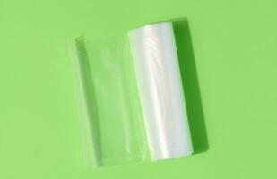 rollos con el plastico película para vacío embalaje de productos, hermético embalaje para vegetales y carne foto