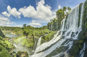 panorámico imagen terminado el impresionante iguazú cascadas en Brasil foto