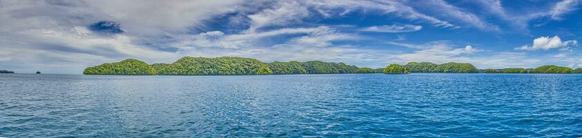 panorámico ver terminado turquesa azul agua a un tropical isla en palau foto