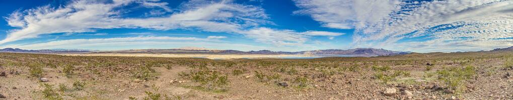 panorámico ver de lago Powell con rodeando Desierto foto