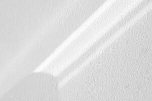 blanco pared hormigón textura con resumen soltar diagonal sombra. luz de sol cubrir en blanco yeso pintar en hormigón piso, luz efecto para monocromo foto, simulacro arriba,cartel, pared diseño artístico presentación foto