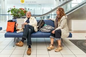 hermosa retirado Pareja sentado en esperando habitación antes de embarcarse en crucero foto