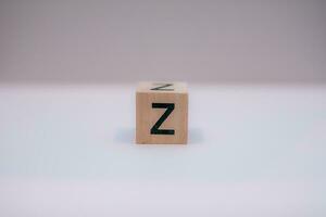 de madera bloquear escrito z con un blanco fondo, educación concepto, cerca arriba. foto