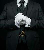 retrato de mayordomo en oscuro traje y blanco guantes ansioso a ser de servicio. foto