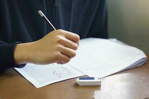 tailandés estudiantes tomar un conocimiento prueba a evaluar conocimiento habilidades. el resultado de el examen será ven fuera como un Puntuación valor. permite nosotros a analizar el resultados o calificación. suave y selectivo enfocar. foto