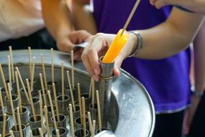 Old tube popsicle is a variety of flavored soft drinks or soft drinks. Insert a cylindrical metal mold and shake in an ice bucket with salt When it starts to harden, it is then skewered and eaten. photo