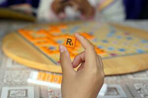 asiático alto colegio estudiantes son compitiendo en un crucigrama o escarbar juego, un Inglés palabra rompecabezas juego. eso es un juego ese promueve Inglés aprendizaje y crítico pensando habilidades. foto