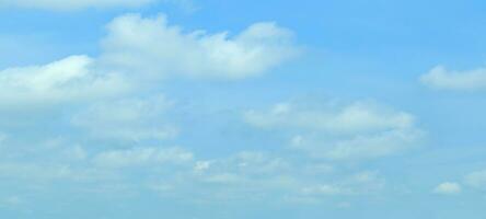 hermoso cielo azul con fondo de nubes foto
