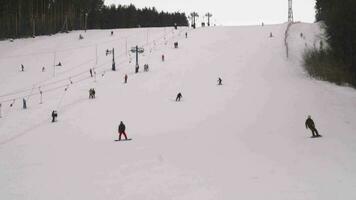 belokurikha, federação russa 21 de fevereiro de 2017 - panorama esqui de pessoas esqui nas montanhas com vista incrível sobre a cordilheira selvagem coberta de neve fresca. video