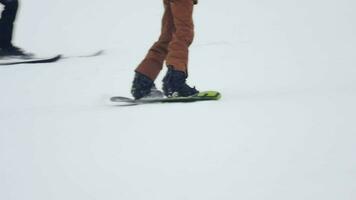 belokurikha, russo federação fevereiro 21, 2017 - snowboarder ladeira abaixo, snowboard visualizar. inverno Esportes conceito video