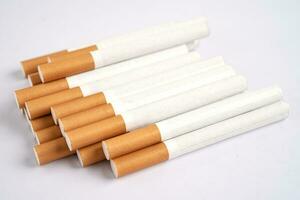 cigarrillo, tabaco en rollo de papel con tubo de filtro, concepto de no fumar. foto